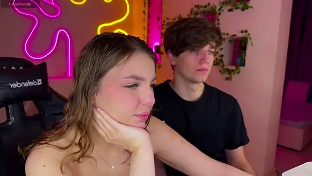 RobertAndLinela online show from March 18, 2025, 5:53 pm