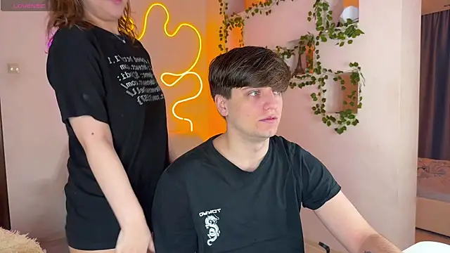 RobertAndLinela online show from September 22, 2025, 3:08 am