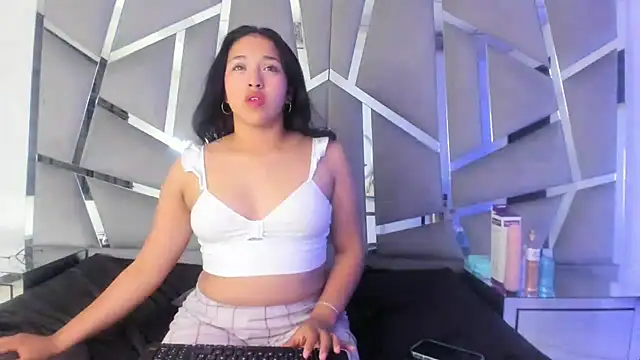 IsabellRodriguez18 online show from January 14, 2025, 10:48 am