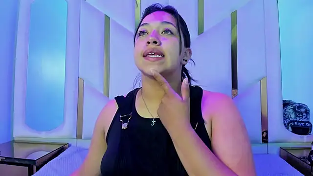 IsabellRodriguez18 online show from April 17, 2026, 4:04 am