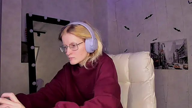 ElizabethHarpper online show from November 17, 2025, 1:11 am