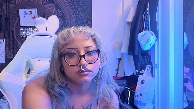 deluxxxeblu online show from January 19, 2026, 3:32 am