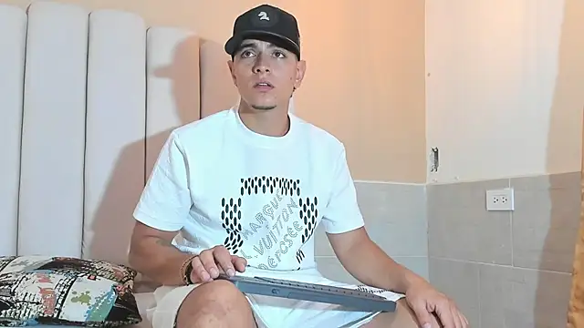 DAVID VICTORIAA online show from January 28, 2025, 6:49 pm