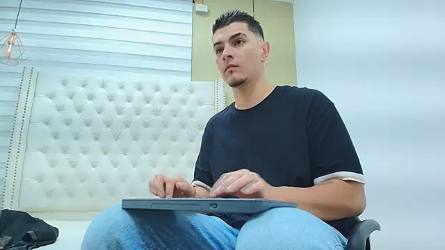 DAVID VICTORIAA online show from December 18, 2025, 12:55 pm