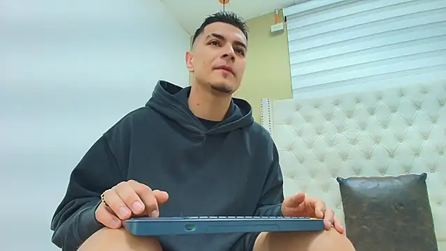 DAVID VICTORIAA online show from February 21, 2026, 1:01 pm