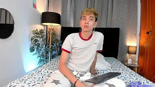 Snapshot of Brian-Ausslos chatting on February 5, 2025, 2:05 pm Brian-Ausslos online show from February 5, 2025, 2:05 pm