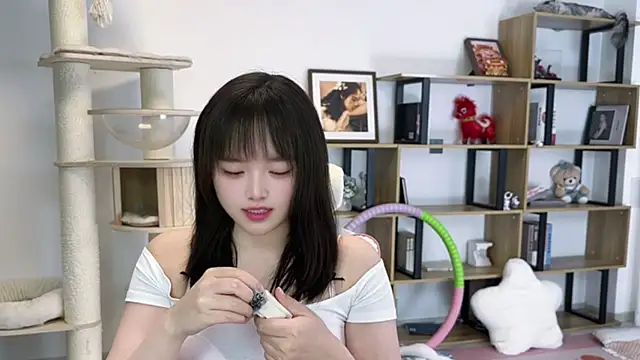 Chenjing0 online show from April 14, 2026, 1:06 pm