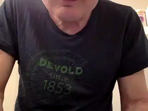 Snapshot of Parleg2 chatting on February 15, 2026, 10:39 pm Parleg2 online show from February 15, 2026, 10:39 pm