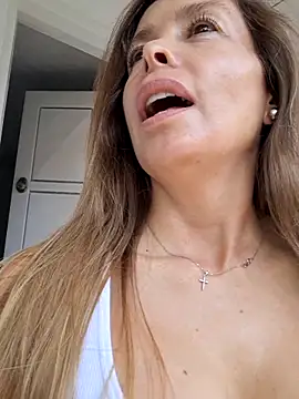 karina warthon online show from October 23, 2025, 5:44 pm