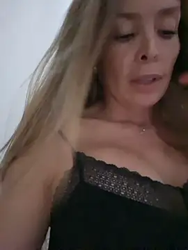 Snapshot of karina_warthon chatting on November 12, 2025, 5:35 pm karina warthon online show from November 12, 2025, 5:35 pm