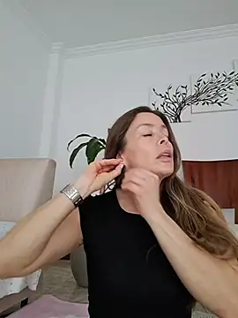 Snapshot of karina_warthon chatting on February 13, 2026, 5:31 pm karina warthon online show from February 13, 2026, 5:31 pm