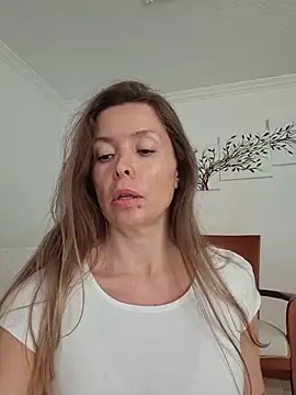 Snapshot of karina_warthon chatting on June 4, 2026, 5:30 pm karina warthon online show from June 4, 2026, 5:30 pm