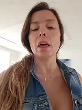 Snapshot of karina_warthon chatting on June 12, 2026, 5:34 pm karina warthon online show from June 12, 2026, 5:34 pm