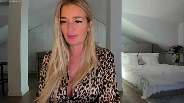 Yourhotqueeen online show from January 12, 2026, 11:43 pm