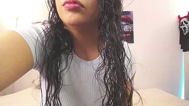 downsonMia online show from February 5, 2025, 11:17 pm