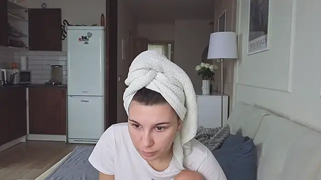 KristineEsme online show from October 30, 2025, 4:47 am