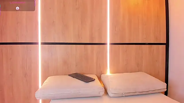 ashlyn parker online show from November 26, 2025, 8:32 pm