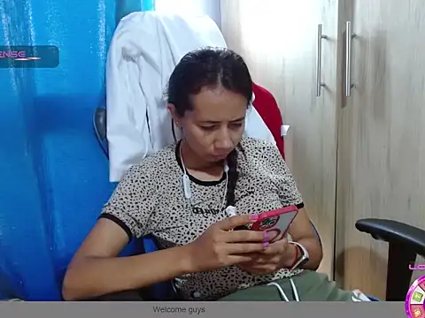 Danielagomez33 online show from February 25, 2026, 1:21 pm