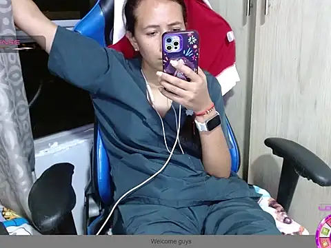 Danielagomez33 online show from April 11, 2026, 12:37 am