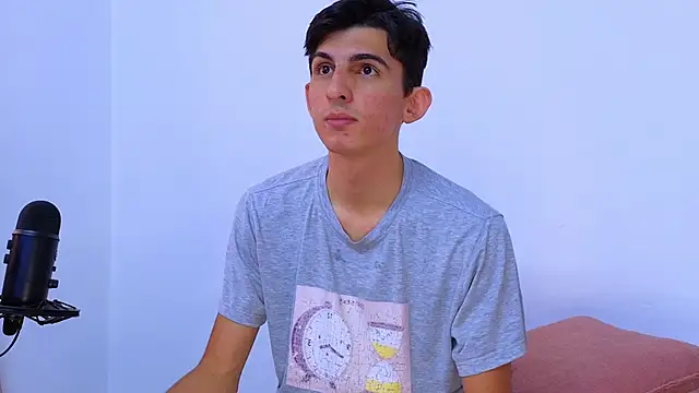 Snapshot of Ana_and_Leo chatting on February 6, 2025, 12:05 pm Ana and Leo online show from February 6, 2025, 12:05 pm