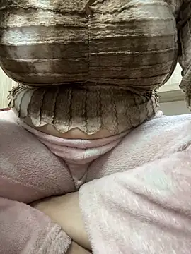 Red-Magic-25 online show from February 15, 2025, 7:27 am