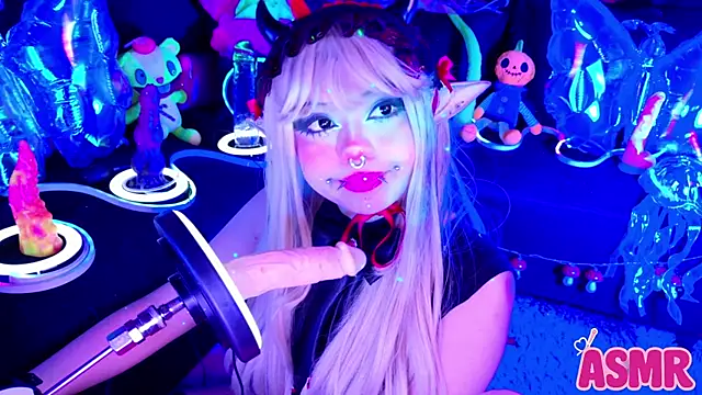 LaytonBox online show from November 16, 2025, 4:45 pm