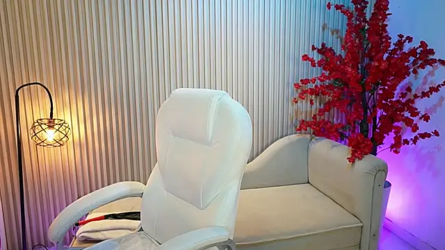 Emma Walkerr  online show from October 3, 2025, 7:00 pm