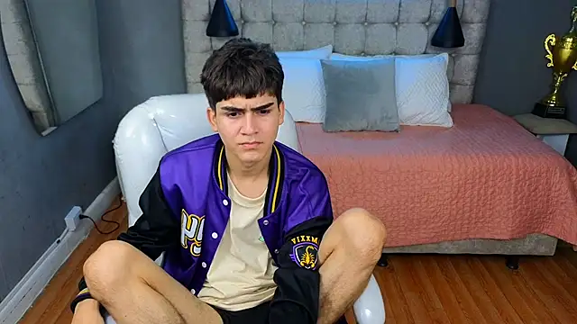 Tommy18   online show from March 11, 2025, 10:18 am