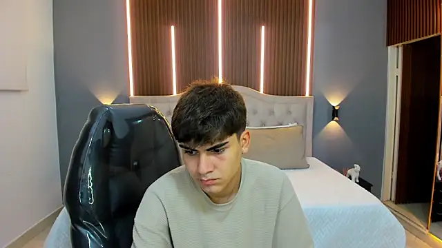 Tommy18   online show from November 4, 2025, 3:49 am