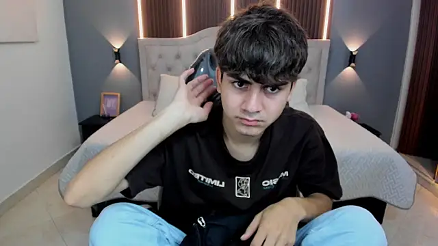 Tommy18   online show from December 3, 2025, 3:47 am