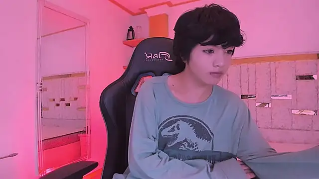 AllanYong18 online show from March 5, 2025, 4:24 am