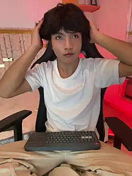 AllanYong18 online show from March 8, 2025, 8:22 am