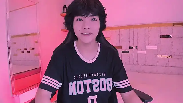 AllanYong18 online show from March 11, 2025, 10:18 am