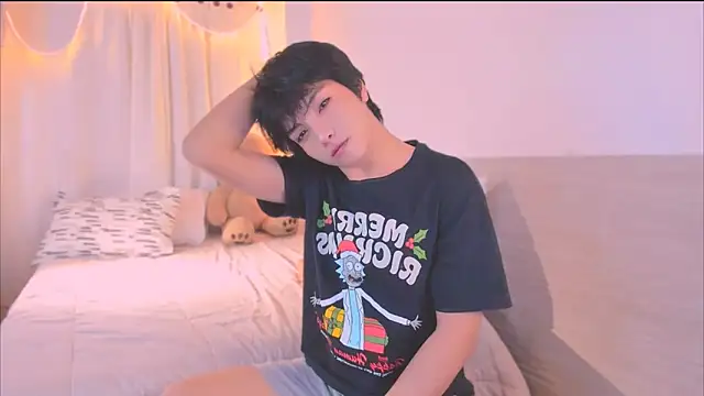 AllanYong18 online show from November 13, 2025, 1:10 pm