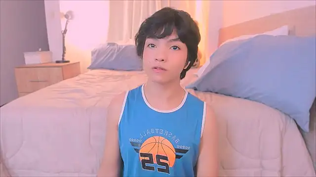 AllanYong18 online show from December 4, 2025, 10:35 am