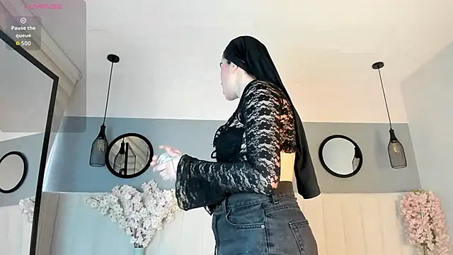 chelsea bolton  online show from March 14, 2026, 12:21 pm