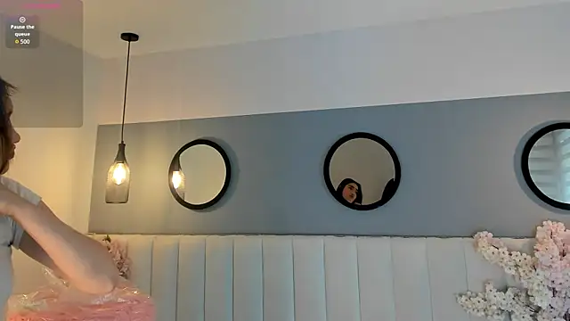 chelsea bolton  online show from March 24, 2026, 2:55 pm