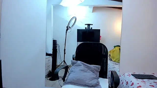 KarenSims online show from November 21, 2025, 11:42 am