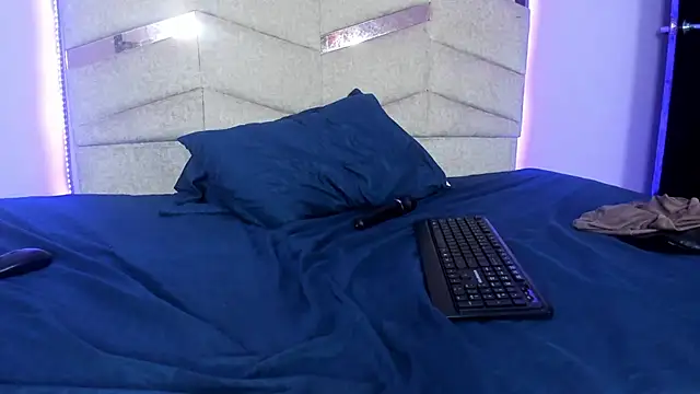 RubiSharqui  online show from February 12, 2025, 3:27 pm