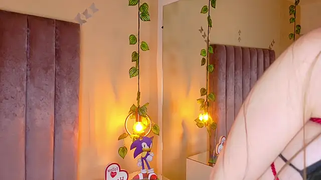 Dahlia Rousse online show from April 12, 2026, 8:52 am