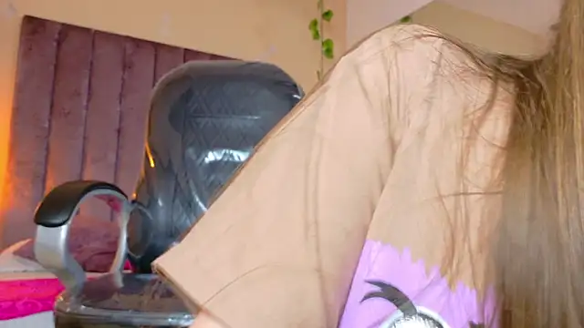 Dahlia Rousse online show from April 16, 2026, 12:11 am