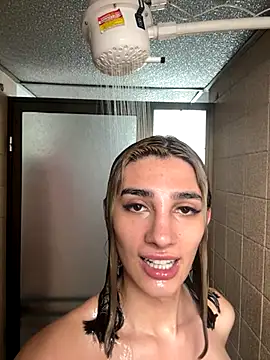 Queensara  online show from November 21, 2025, 6:39 pm