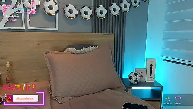 Elise-Leyton online show from June 14, 2026, 2:24 am