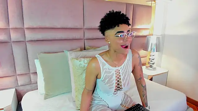 Snapshot of LuciaWallace chatting on September 27, 2025, 3:33 am LuciaWallace online show from September 27, 2025, 3:33 am