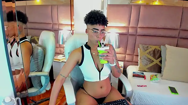 Snapshot of LuciaWallace chatting on October 3, 2025, 1:57 am LuciaWallace online show from October 3, 2025, 1:57 am