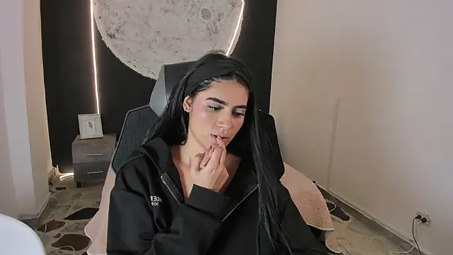 BellaaStorm online show from October 18, 2025, 8:31 pm