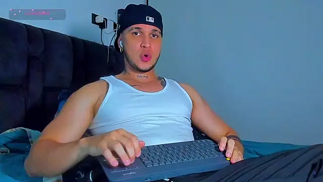 Snapshot of austinoficial chatting on May 11, 2026, 1:00 am austinoficial online show from May 11, 2026, 1:00 am