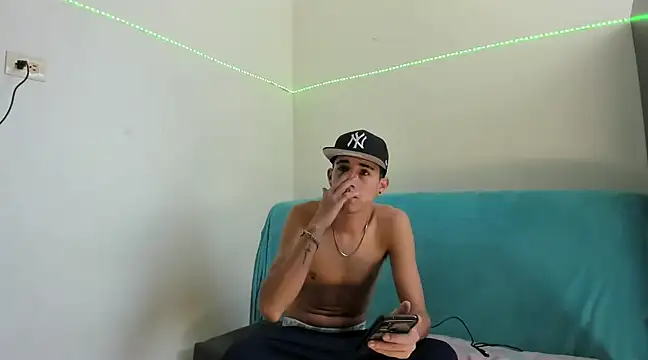 Latinos 2001 online show from February 16, 2025, 4:10 pm