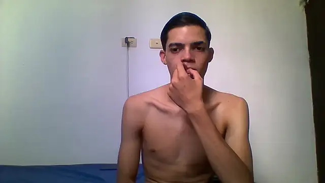 Snapshot of Latinos_2001 chatting on June 11, 2026, 2:26 pm Latinos 2001 online show from June 11, 2026, 2:26 pm