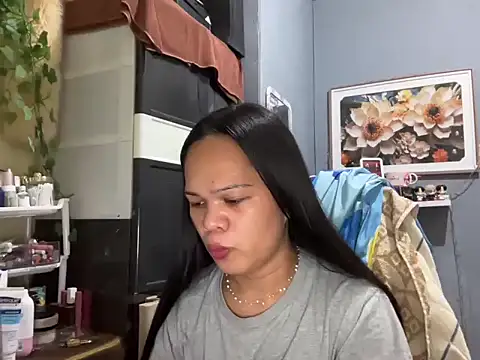 SophiaCourthaway online show from December 17, 2025, 9:48 am